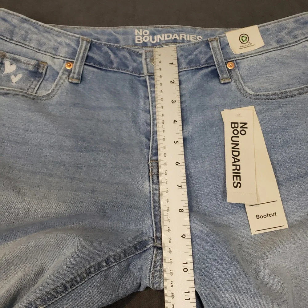No Boundaries Bootcut Jeans Womens 10 Light Wash Heart Embroidered‎ Denim